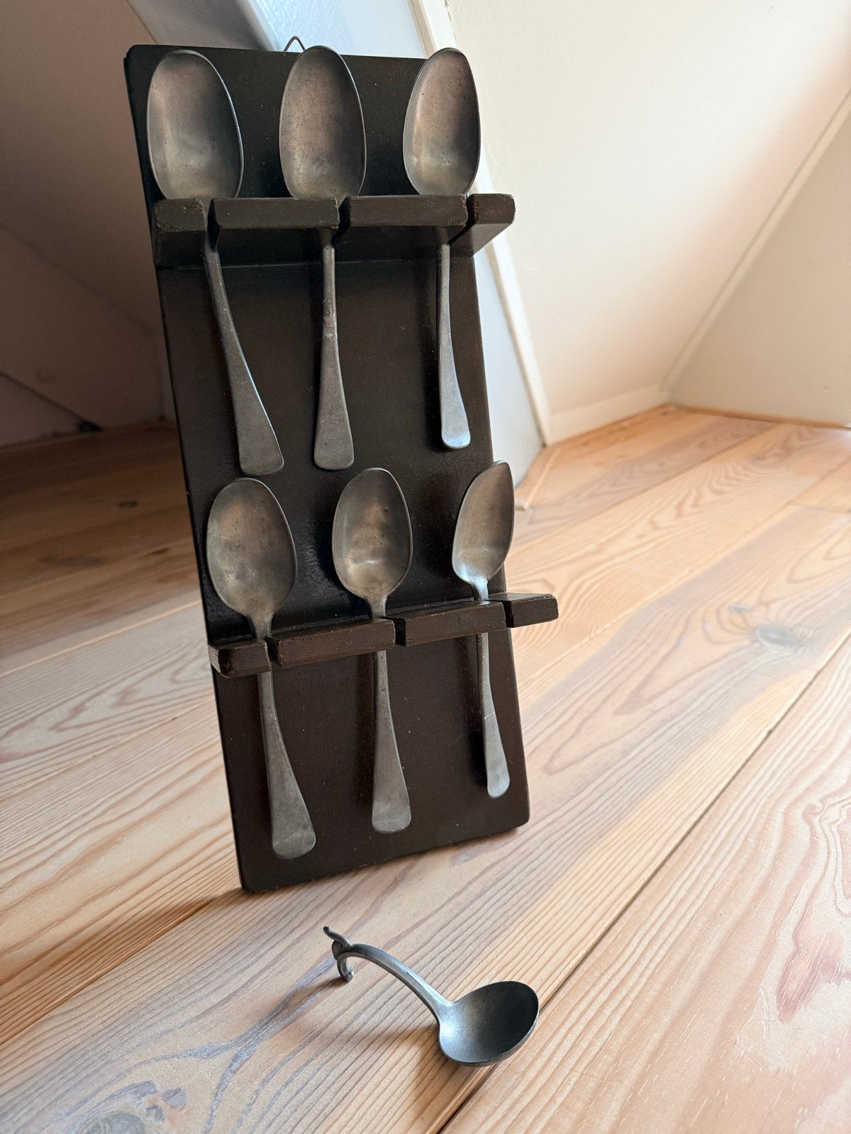 Set van 7 vintage tinnen lepels met houten rekje, Ophalen of Verzenden