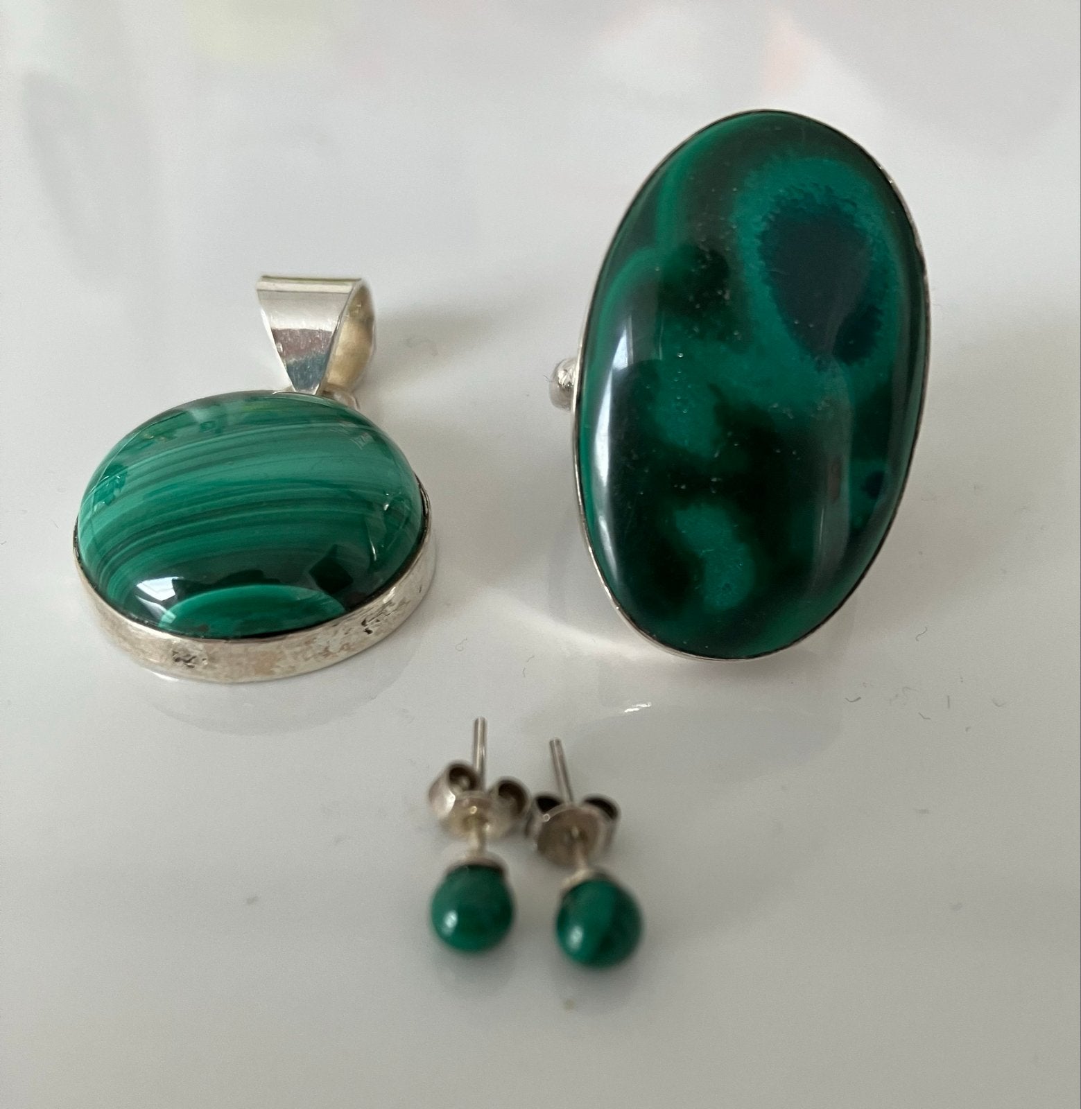 Zilveren ring, hanger en oorbellen met malachiet, Ophalen of Verzenden, Zo goed als nieuw, 17 tot 18, Met edelsteen