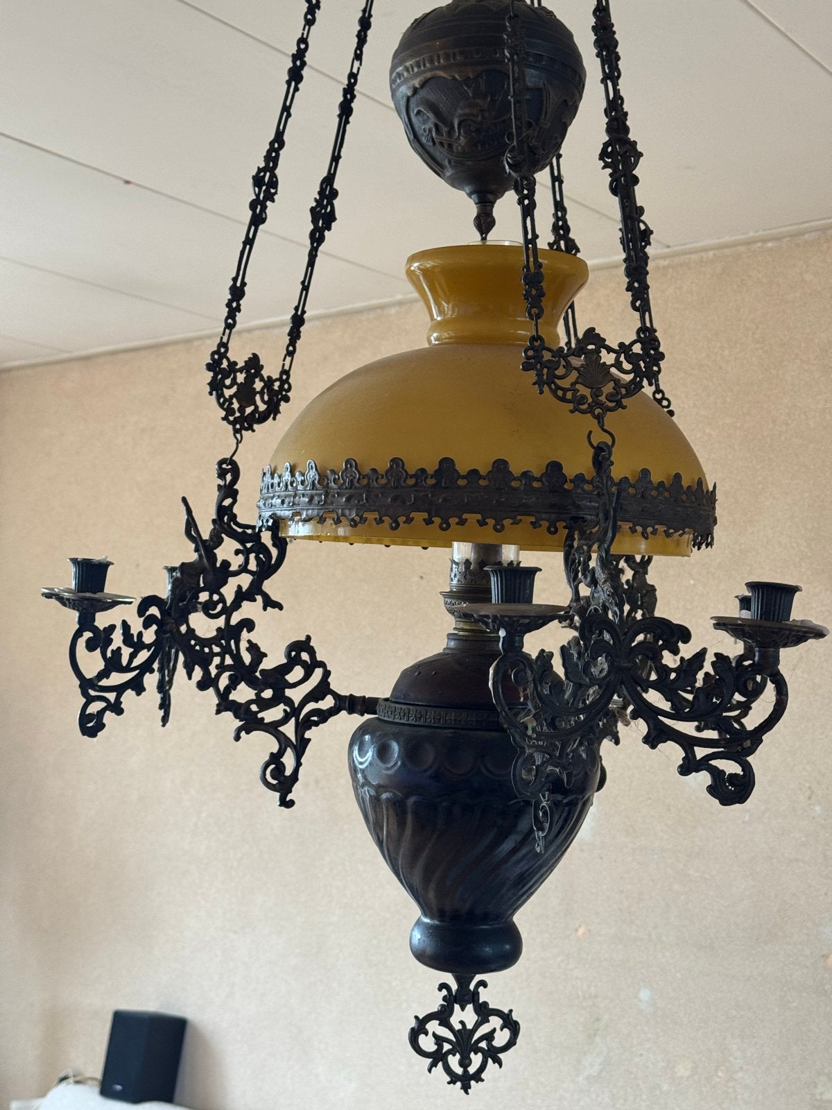 Antieke hanglamp met geel glas en smeedijzeren details, Antiek en Kunst, Ophalen