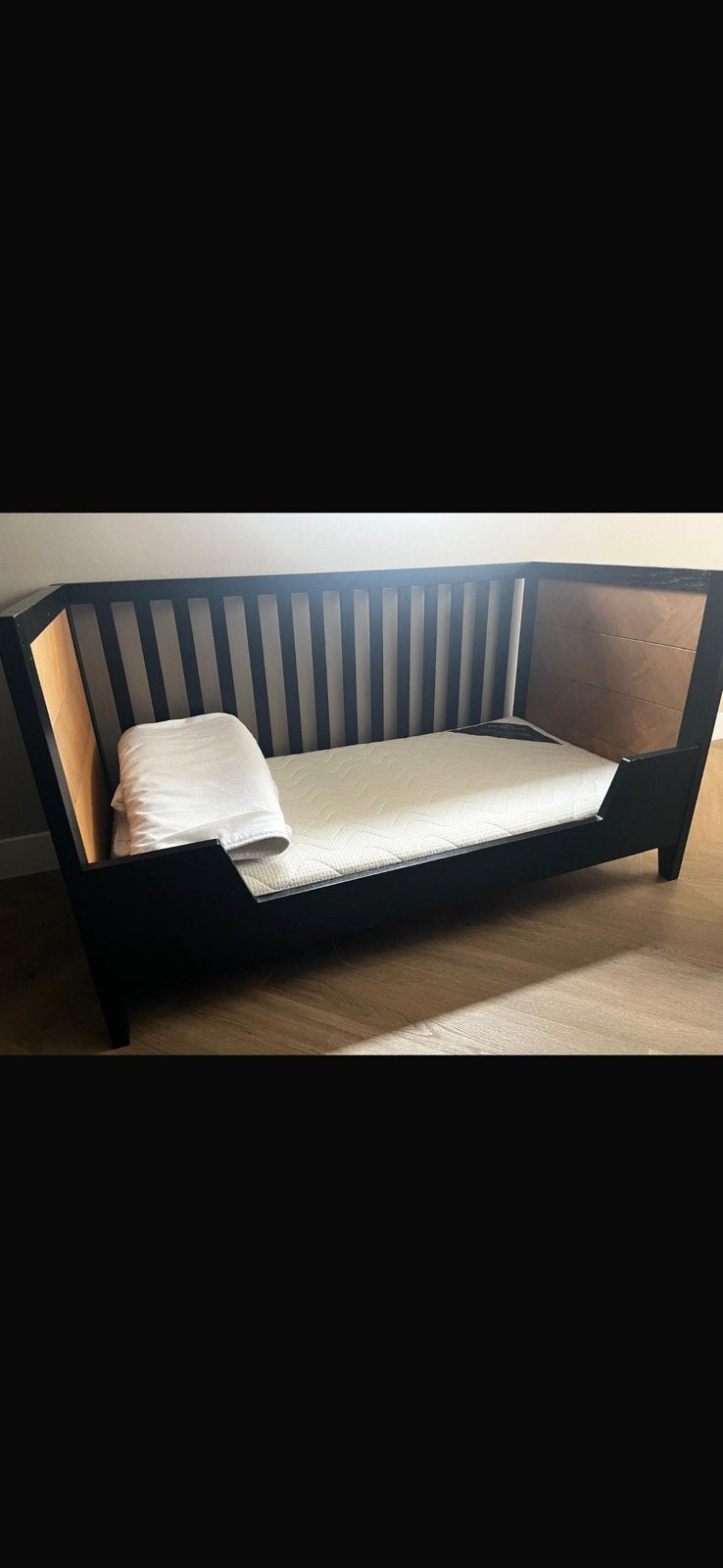 Mooi meegroei peuter bed,  140x70 met matras, Ophalen, 90 cm, Eenpersoons, Zwart