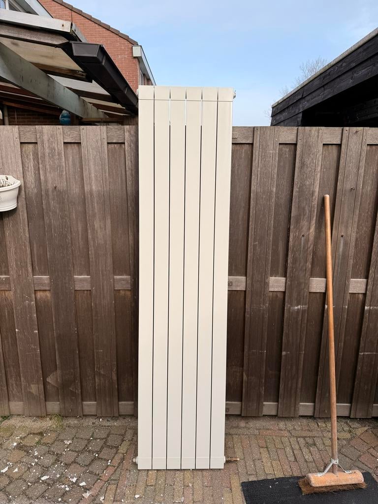 Global Oscar Radiator. 205x48x9, Ophalen, Radiator, Zo goed als nieuw, 60 tot 150 cm