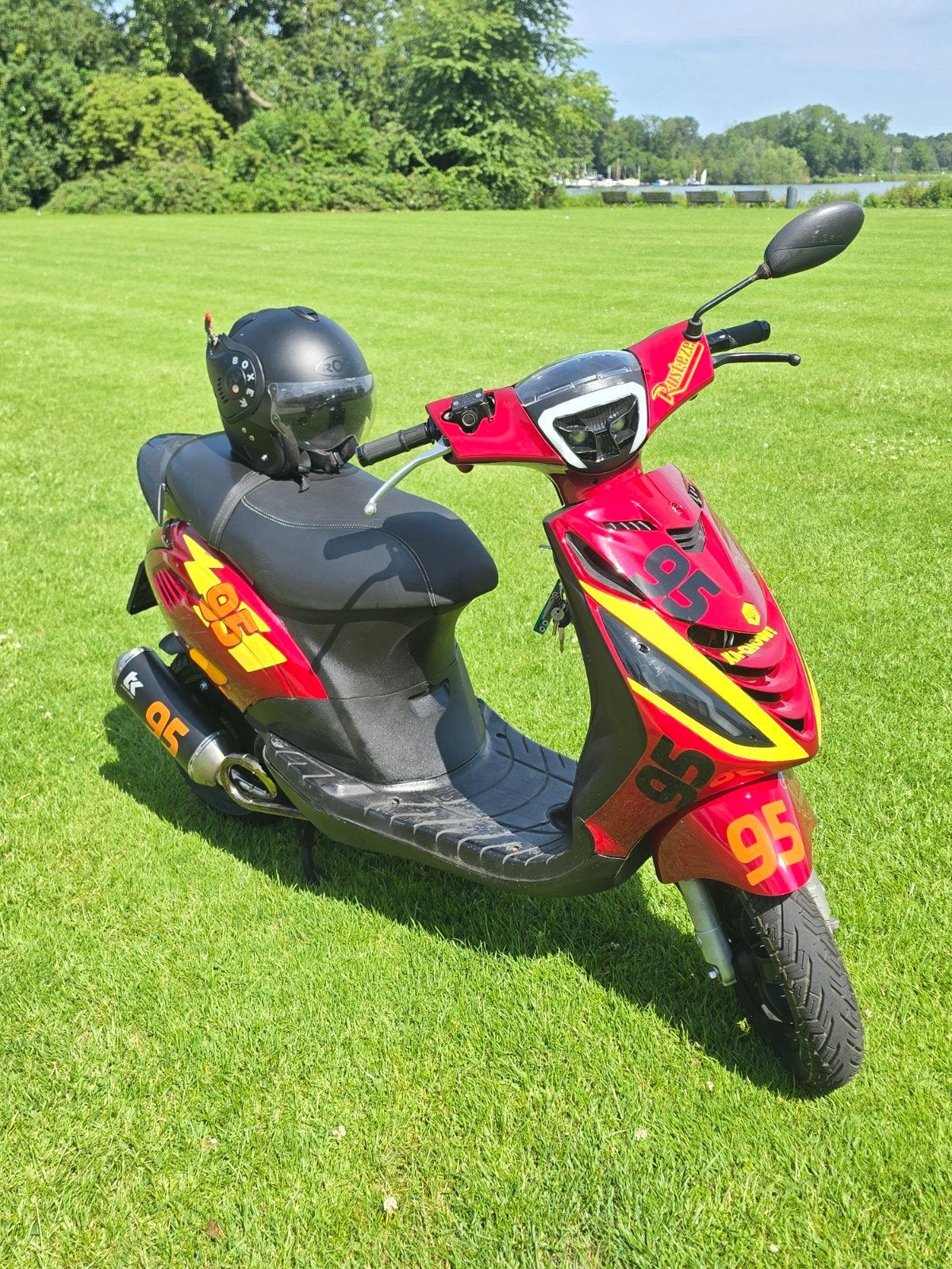 Piaggio Zip brom Lightning McQueen Unieke Custom Scooter, Fietsen en Brommers, Scooters | Piaggio, Ophalen, Maximaal 45 km/u, Zip