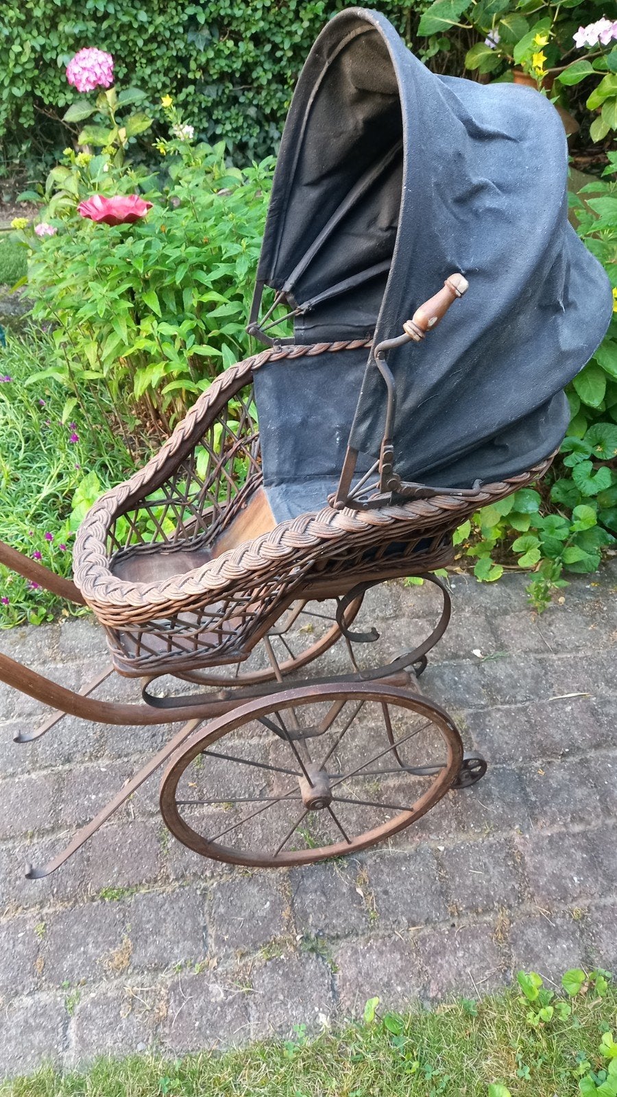 Oude antieke poppenwagen, Ophalen