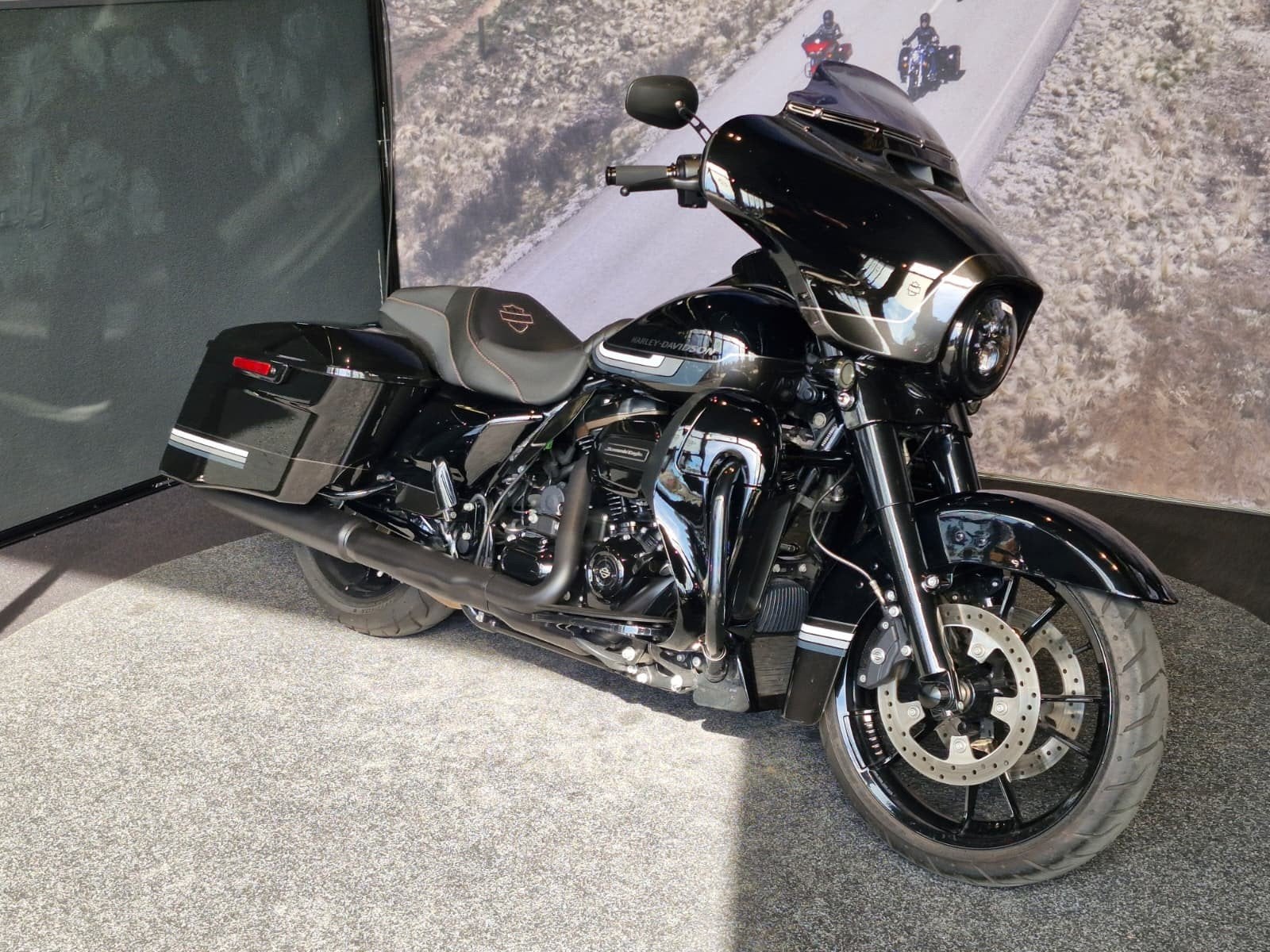 Harley-Davidson FLHXS STREET GLIDE SPECIAL (bj 2021), Motoren, Motoren | Harley-Davidson, Laan van Vredenoord 33
2289 DA  RIJSWIJK, NL