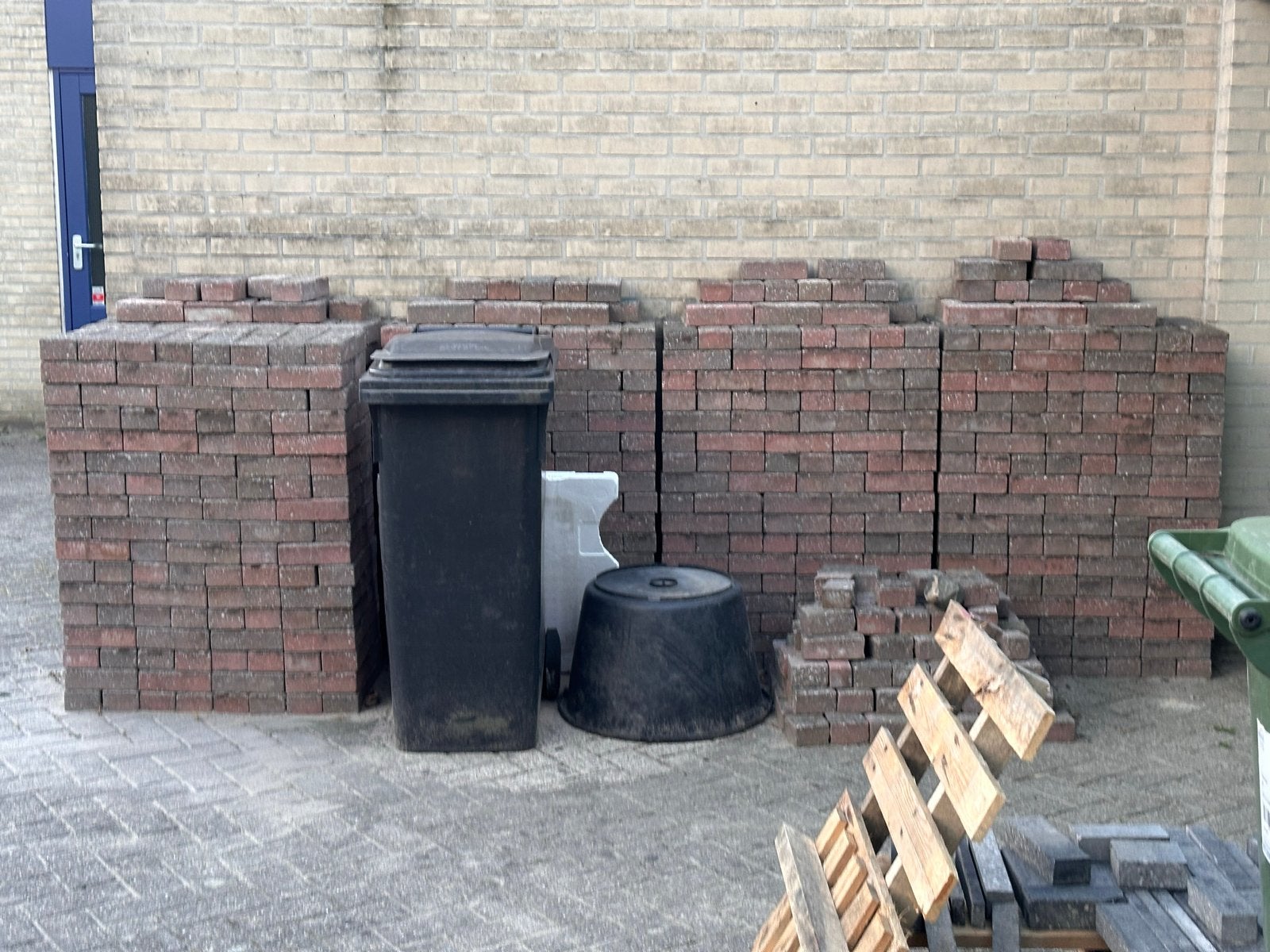 Gratis afhalen: ~30m2 Gebruikte betonklinkers bestrating, Tuin en Terras, Tegels en Klinkers, Ophalen, Gebruikt, Klinkers, 10 m² of meer