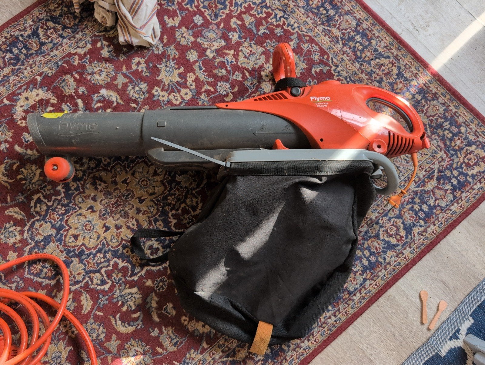 Flymo Scirocco 2500W Bladblazer met Zuigfunctie, Ophalen, Gebruikt, Met opvangzak, Handgedragen