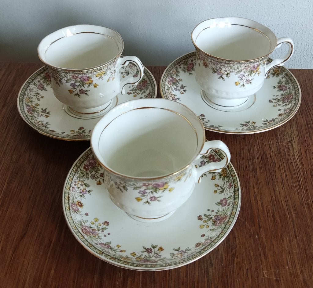 3 kop en schoteljes Balmoral castle Bone China, Ophalen of Verzenden, Gebruikt, Porselein, Kop en/of schotel
