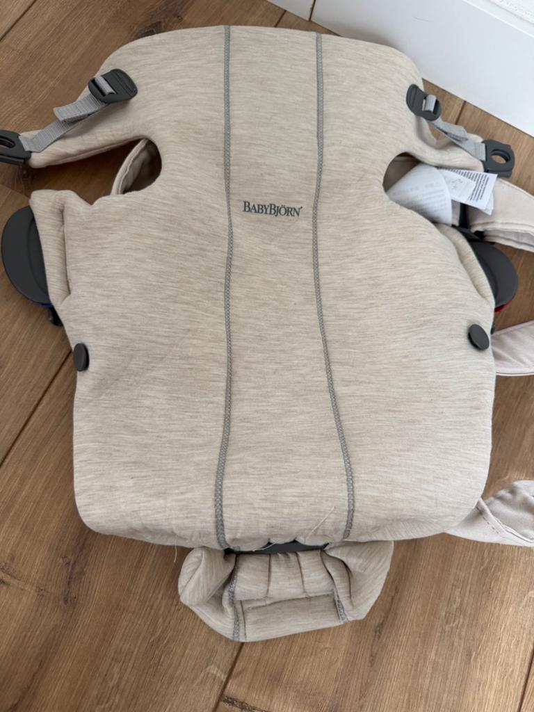BabyBjörn draagzak in lichtbeige zo goed als nieuw., Kinderen en Baby's, Babydragers en Draagdoeken, Gebruikt, Buik of Rug, Ophalen of Verzenden