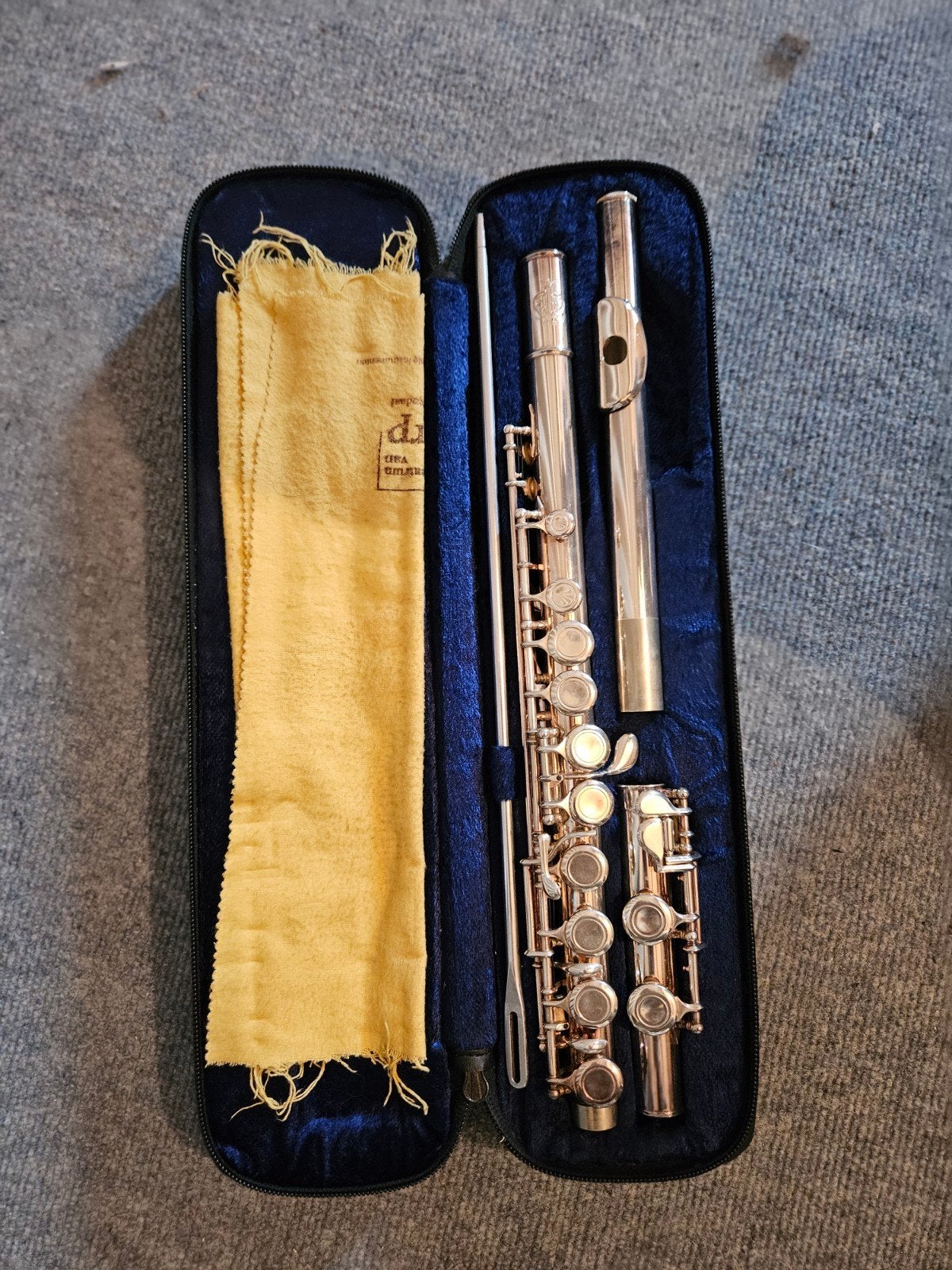 Dwarsfluit met koffer en schoonmaakdoekje, Ophalen, Gebruikt, Dwarsfluit, Met koffer of tas