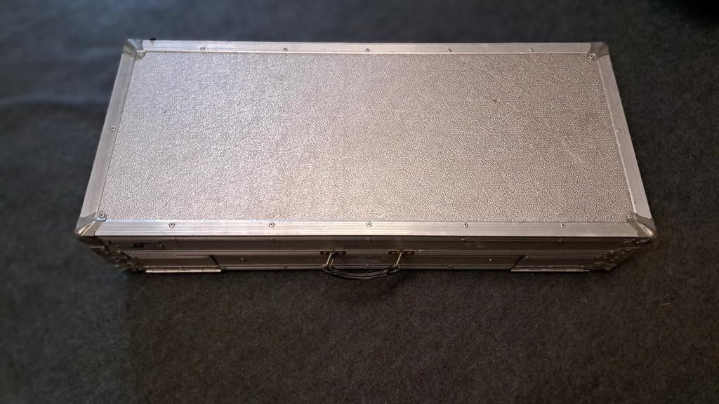 Zilverkleurige flightcase met schuimrubberen binnenkant, Ophalen, Overige instrumenten, Flightcase