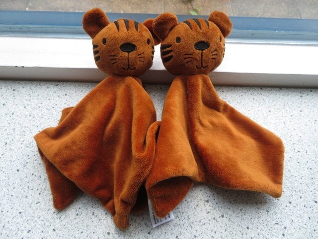 2 x Knuffeldoek tijger van Kruidvat dik donkerbruin velours, Ophalen of Verzenden, Zo goed als nieuw, Met label, Bruin