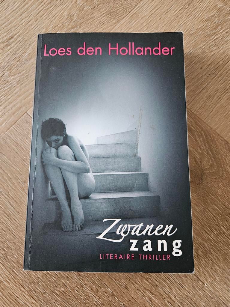 Loes den Hollander - Zwanenzang, Ophalen of Verzenden, Zo goed als nieuw, Loes den Hollander