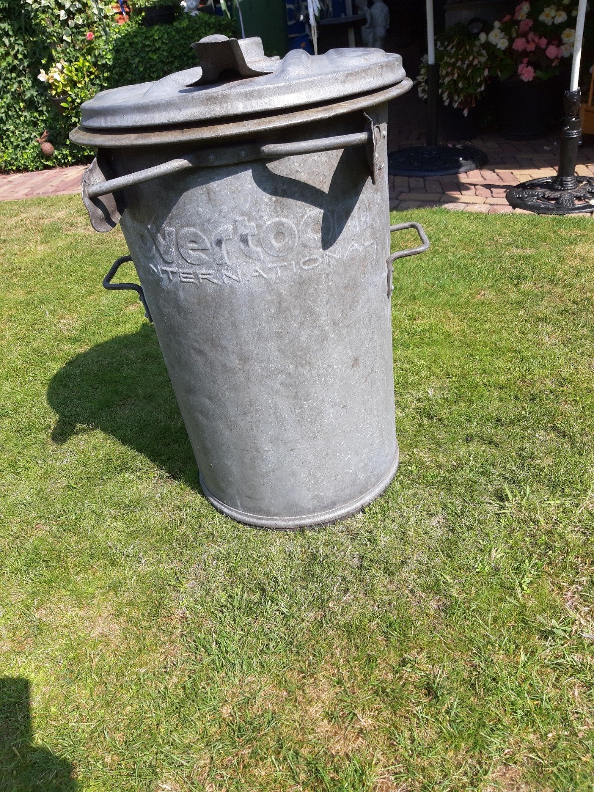 Grote zinken vuilnisbak met rubberen bescherming, Ophalen of Verzenden
