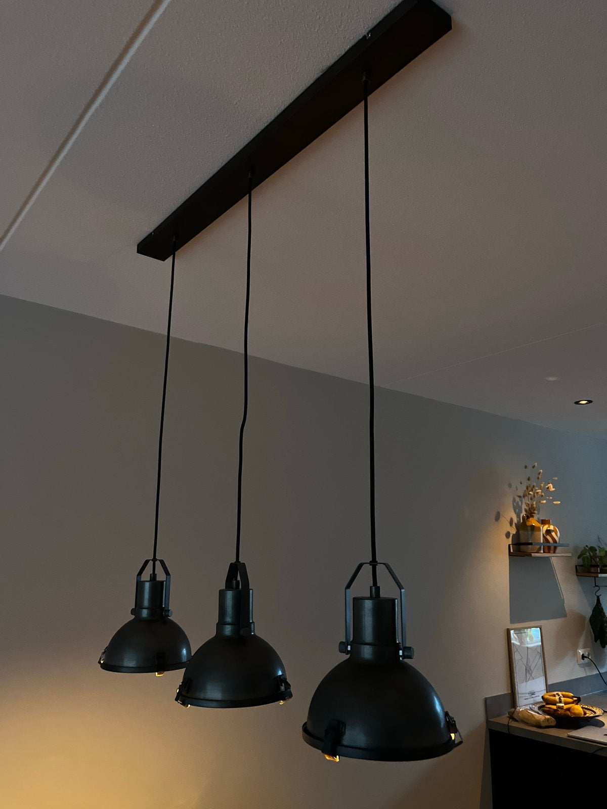 Foto 7 van Industriële hanglamp 3 kappen - Magnus zwart metaal