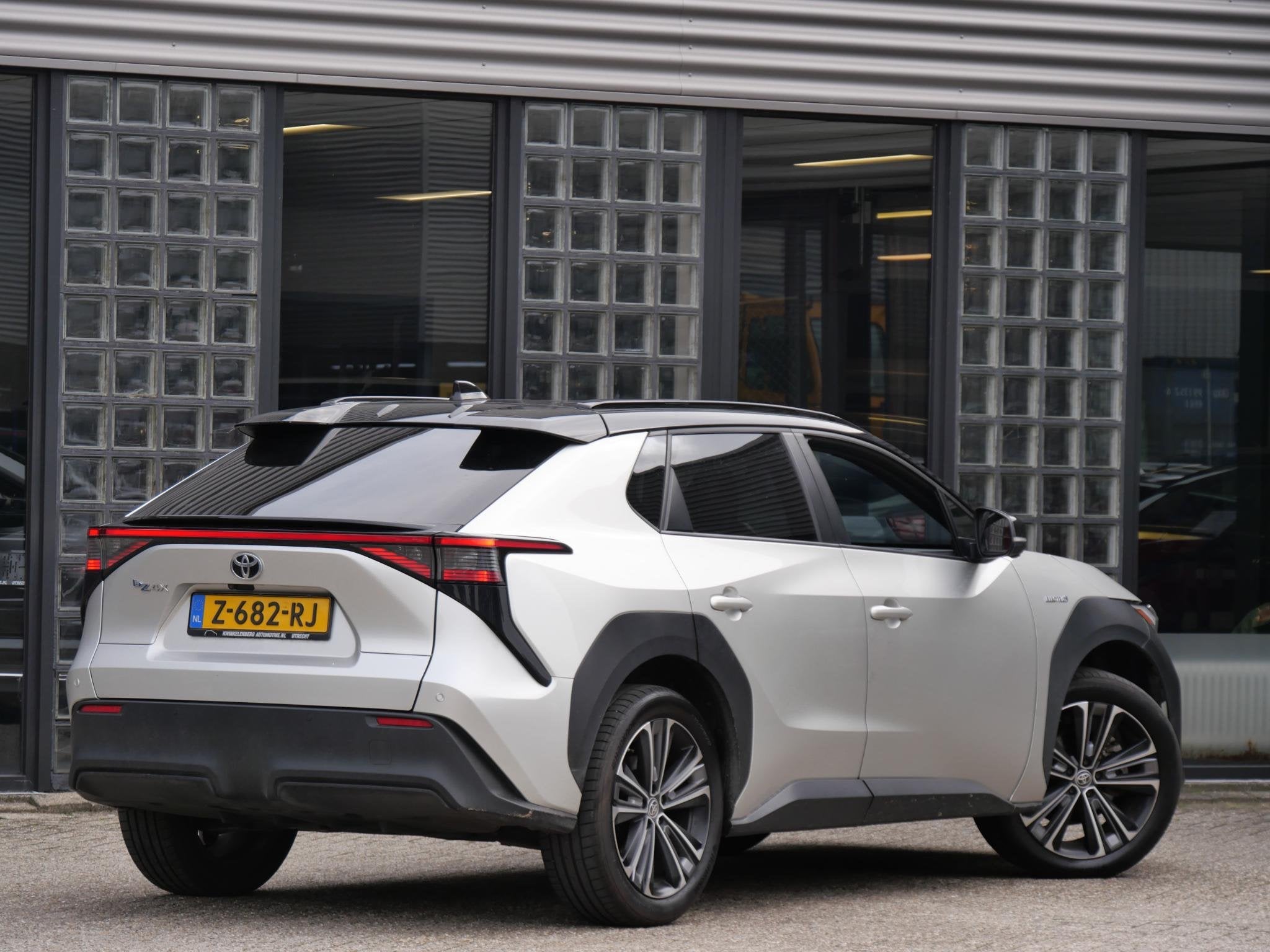 Toyota bZ4X 71kWh/ BI-TONE/ PANORAMADAK/ ELEKT. STOEL/ ELEKT, Dealer onderhouden, Gebruikt, 750 kg, 71 kWh