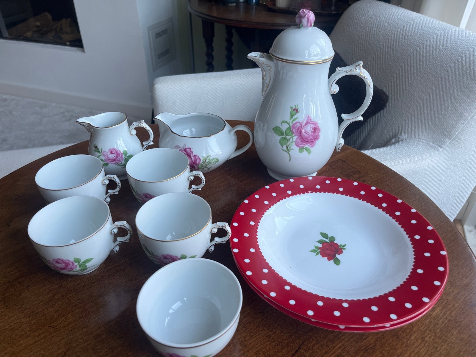 Servies met rozen: koffiepot, kopjes, melkkannetjes, suikerp, Gebruikt, Overige merken, Klassiek, Ophalen of Verzenden