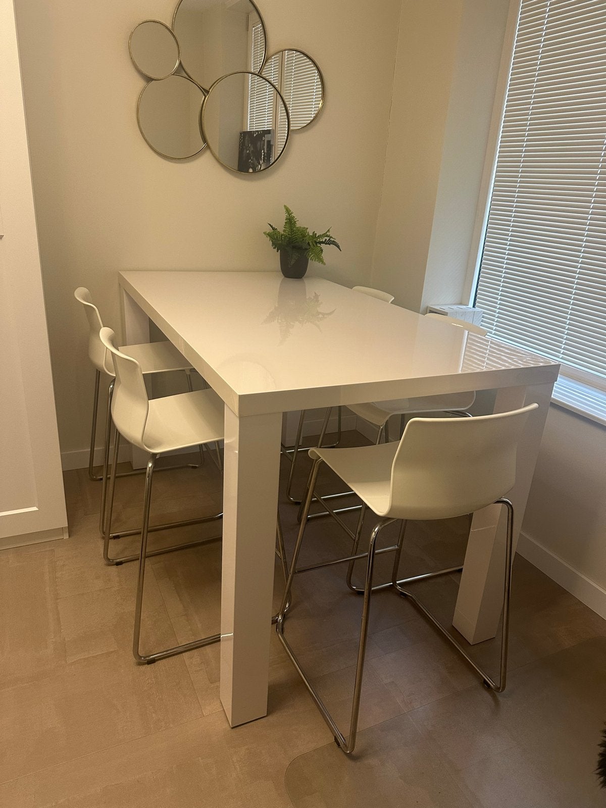 Witte bartafel met 5 barkrukken - Modern design, Ophalen, Kunststof, Zo goed als nieuw, 90 cm of meer