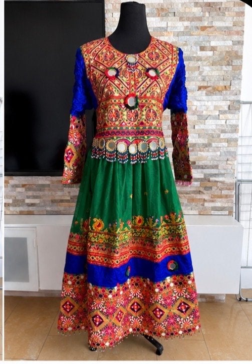 Traditionele Afghaanse jurk met borduursels en spiegels, Maat 38/40 (M), Zo goed als nieuw, Onder de knie, Meerkleurig