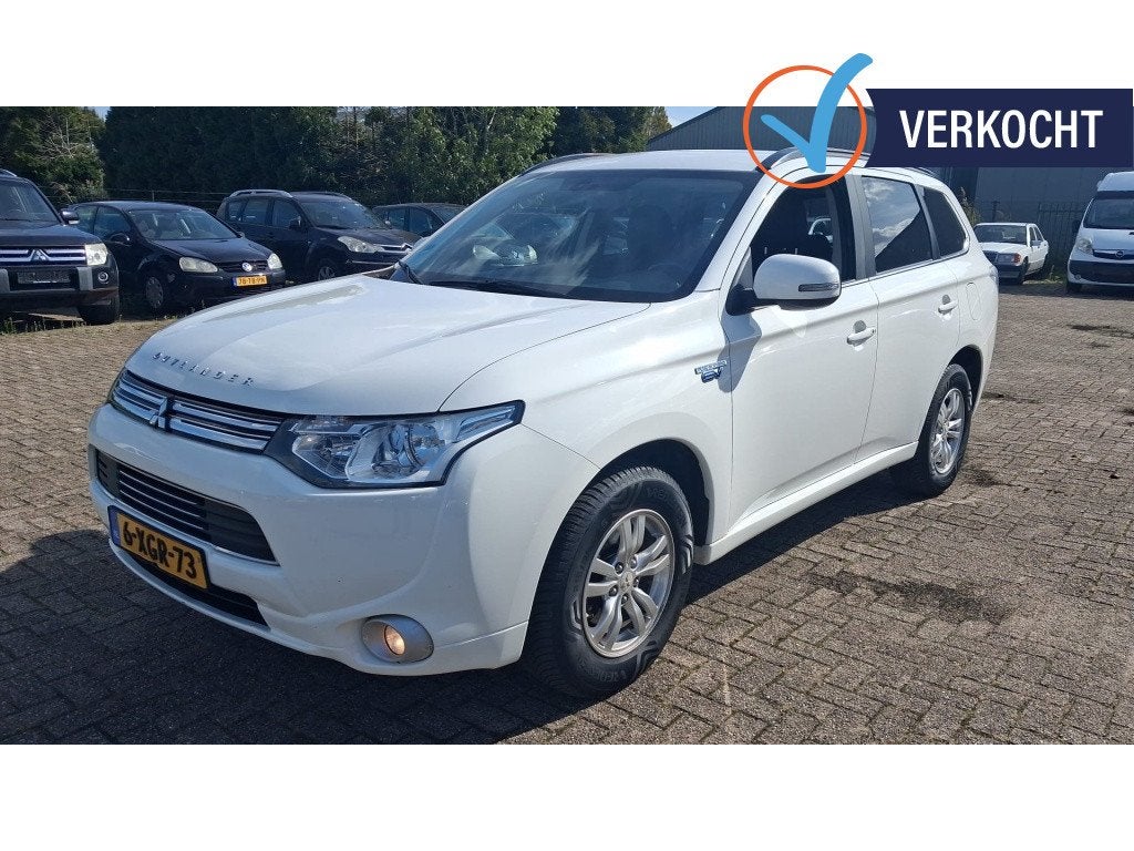 Mitsubishi Outlander 2.0 PHEV 2014 APK 2-2027 Hybride EXPORT, Auto's, Zwart, 4 cilinders, Leder en Stof, Wit