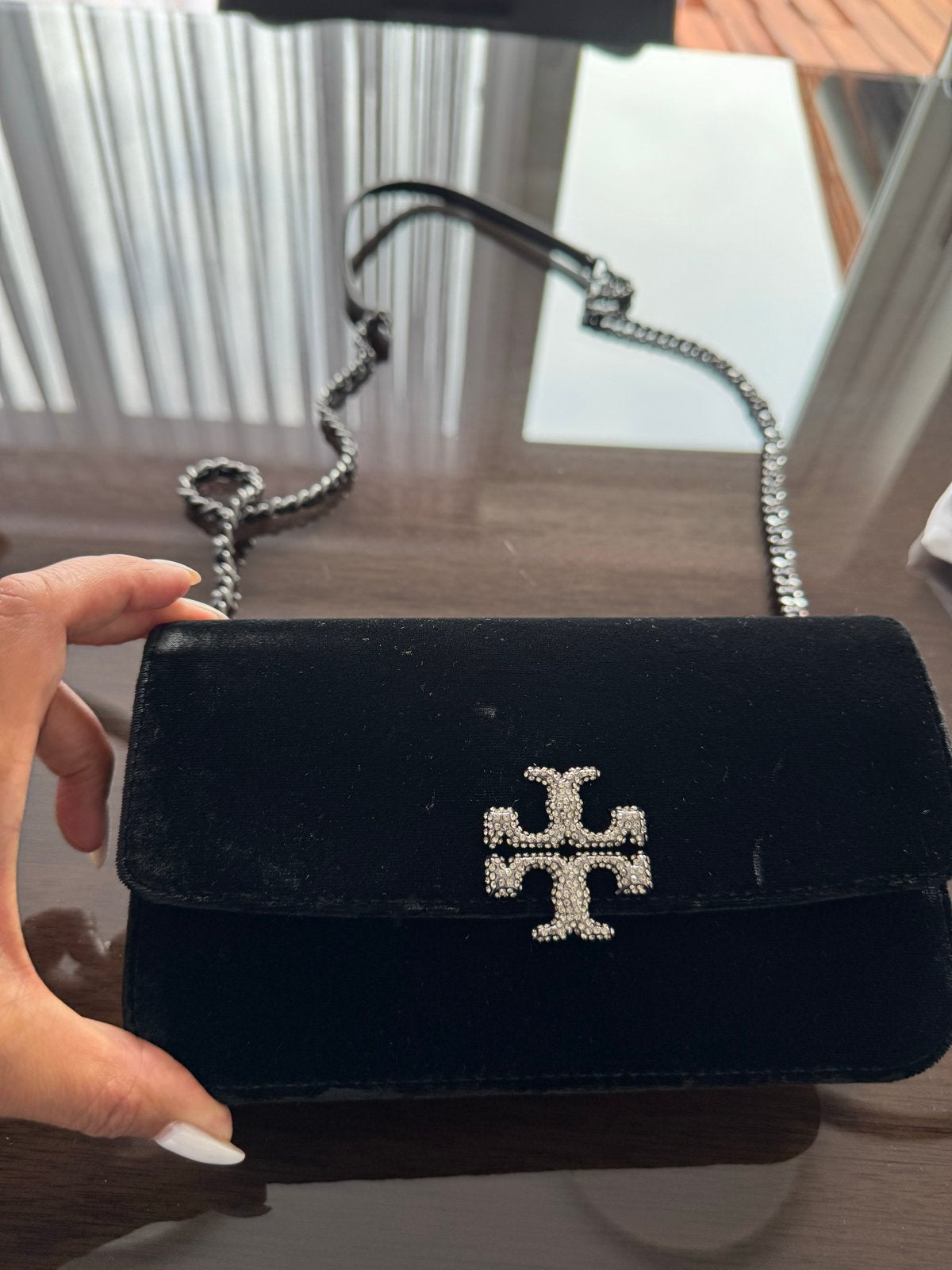 Tory Burch fluwelen schoudertasje met kristallen logo, Ophalen of Verzenden, Gebruikt, Zwart, Schoudertasje