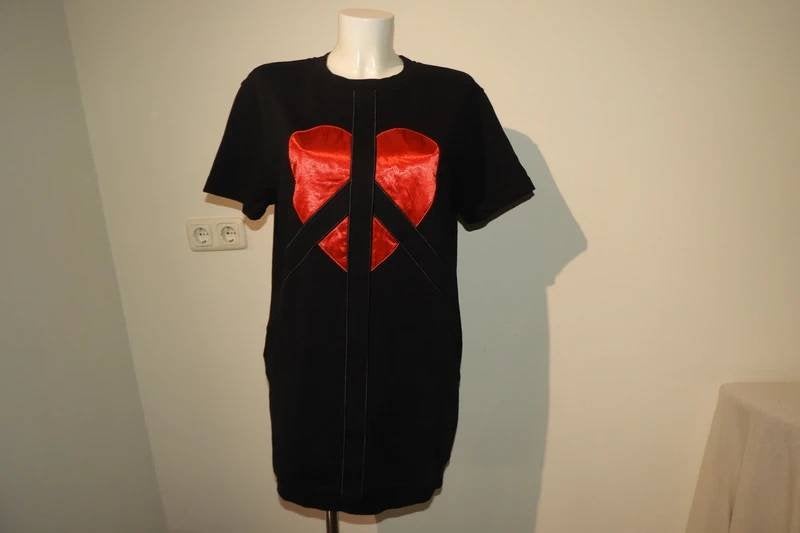 Love Moschino casual jogging jurk rood hard satijn achtig M, Maat 38/40 (M), Love Moschino, Knielengte, Gedragen