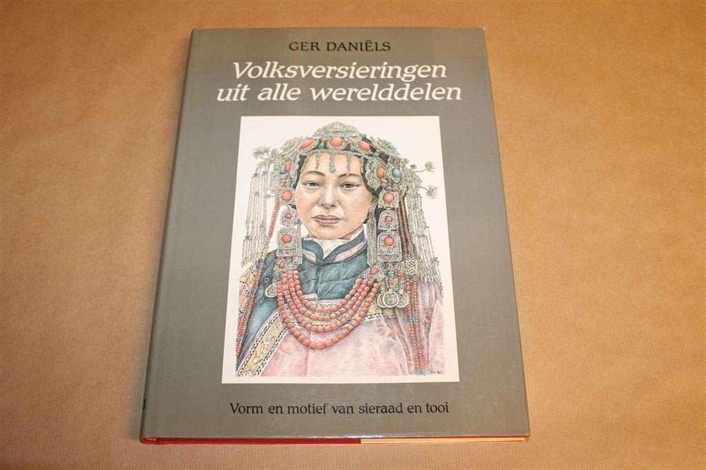 Volksversieringen uit Alle Werelddelen — Sieraad en Tooi, Ophalen of Verzenden, Gelezen, Europa