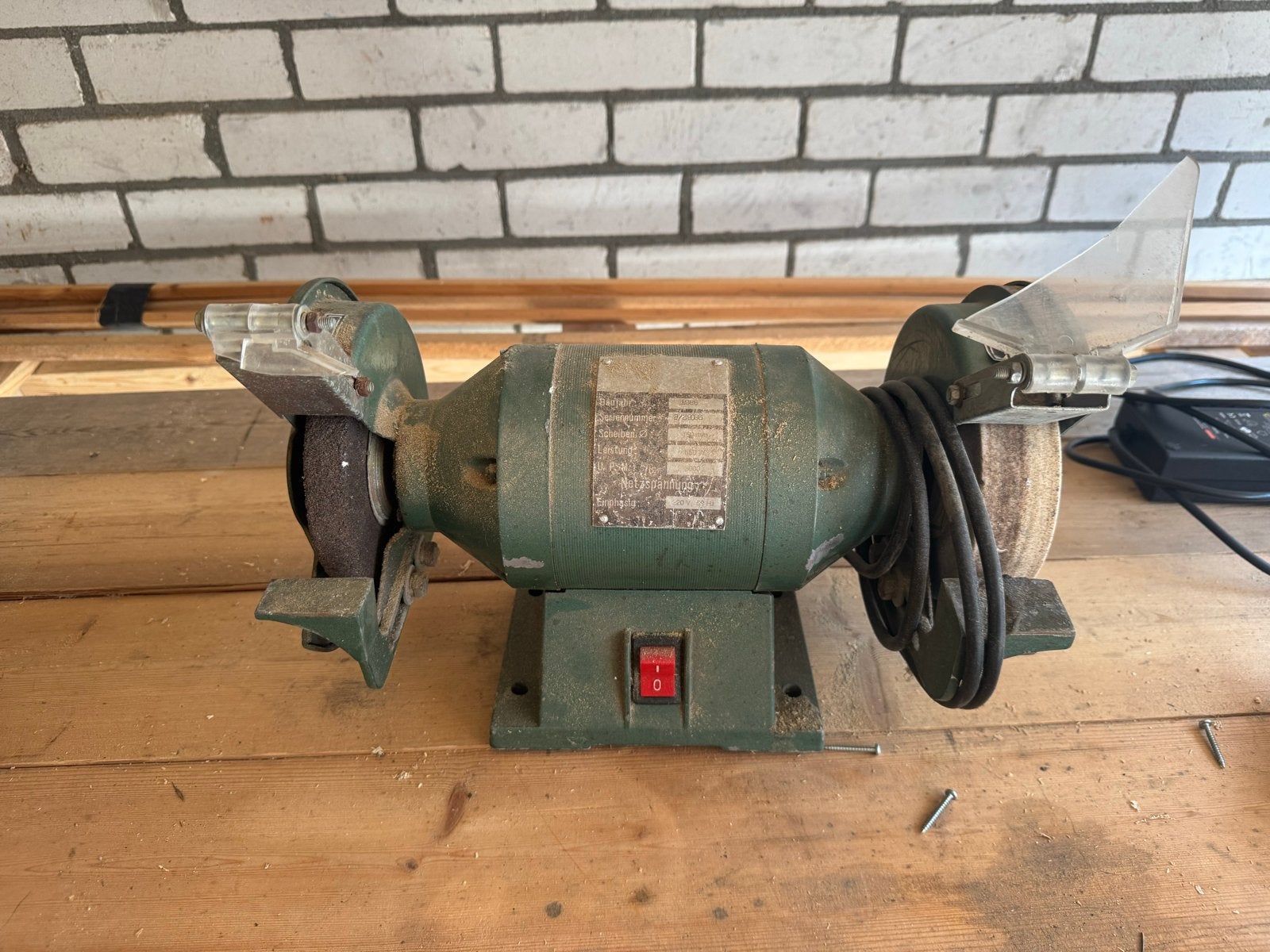 Degelijke Werkbankslijpmachine - Ideaal voor elke werkplaats, Doe-het-zelf en Verbouw, Ophalen, Gebruikt, Minder dan 700 watt