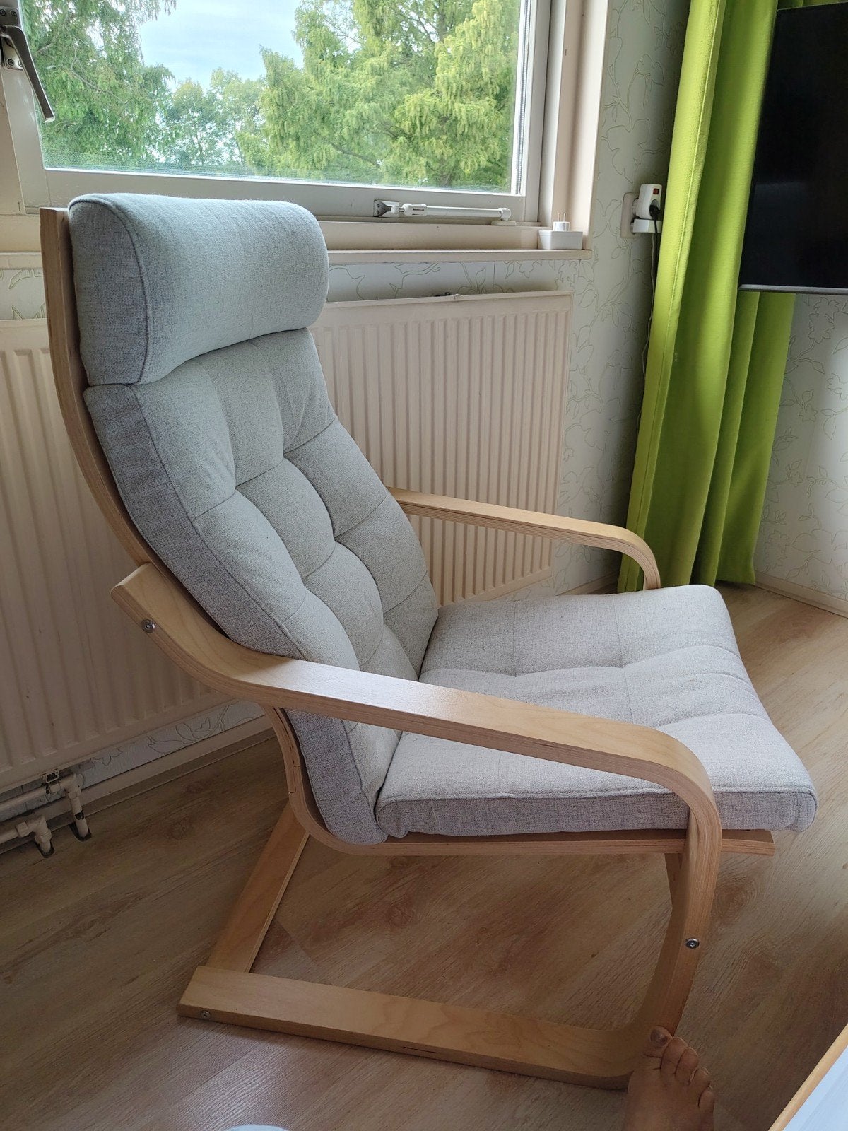 Comfortabele fauteuil met lichte houten frame, Huis en Inrichting, Ophalen, Hout, Modern, Scandinavisch, Zo goed als nieuw