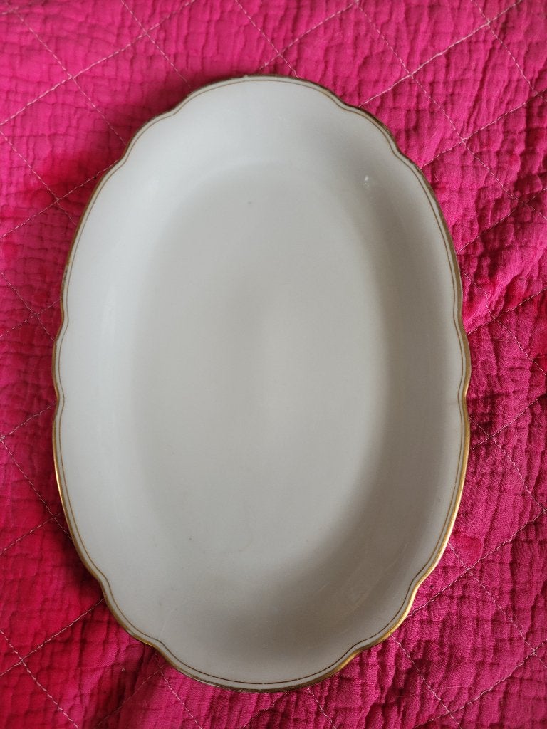 Mooie witte serveerschaal met gouden rand, Ophalen of Verzenden, Overige stijlen, Porselein, Schaal of Schalen