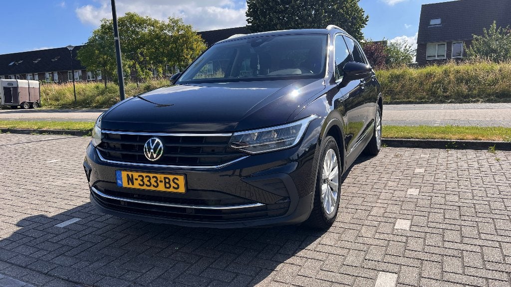 Volkswagen Tiguan 1.5 TSI 150pk DSG 2021 Zwart, Auto's, Zwart, 4 cilinders, 1436 kg, Alcantara