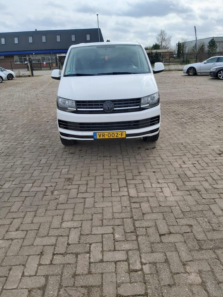 Te koop aangeboden VW transporter bouwjaar 2015 AIRCO, Auto's, Zwart, Wit, Leder, Bedrijf