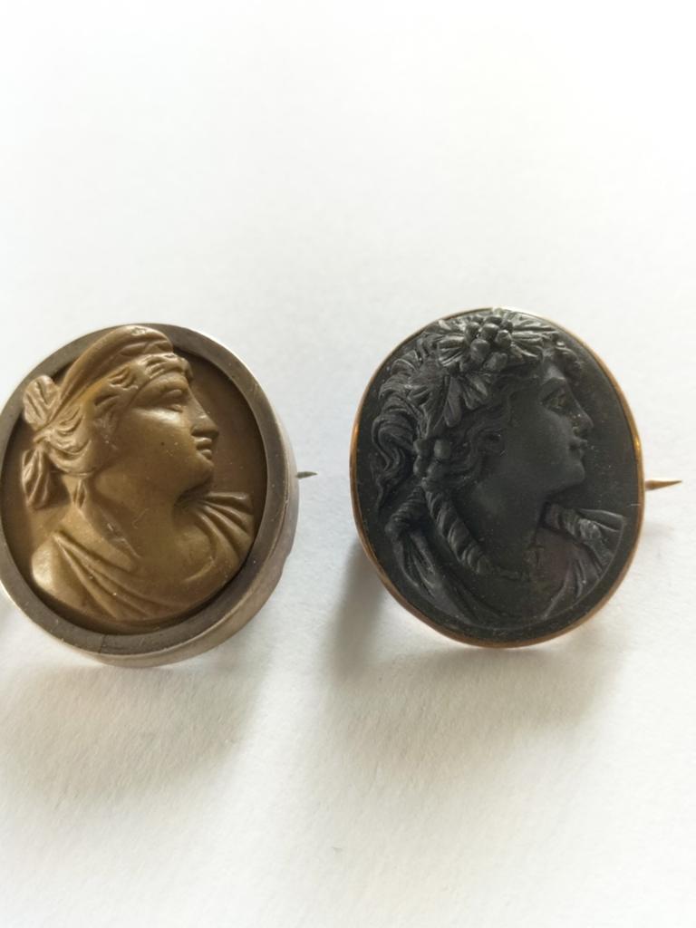 2 prachtige antieke lava camee broches., Sieraden, Tassen en Uiterlijk, Antieke sieraden, Verzenden, Zilver