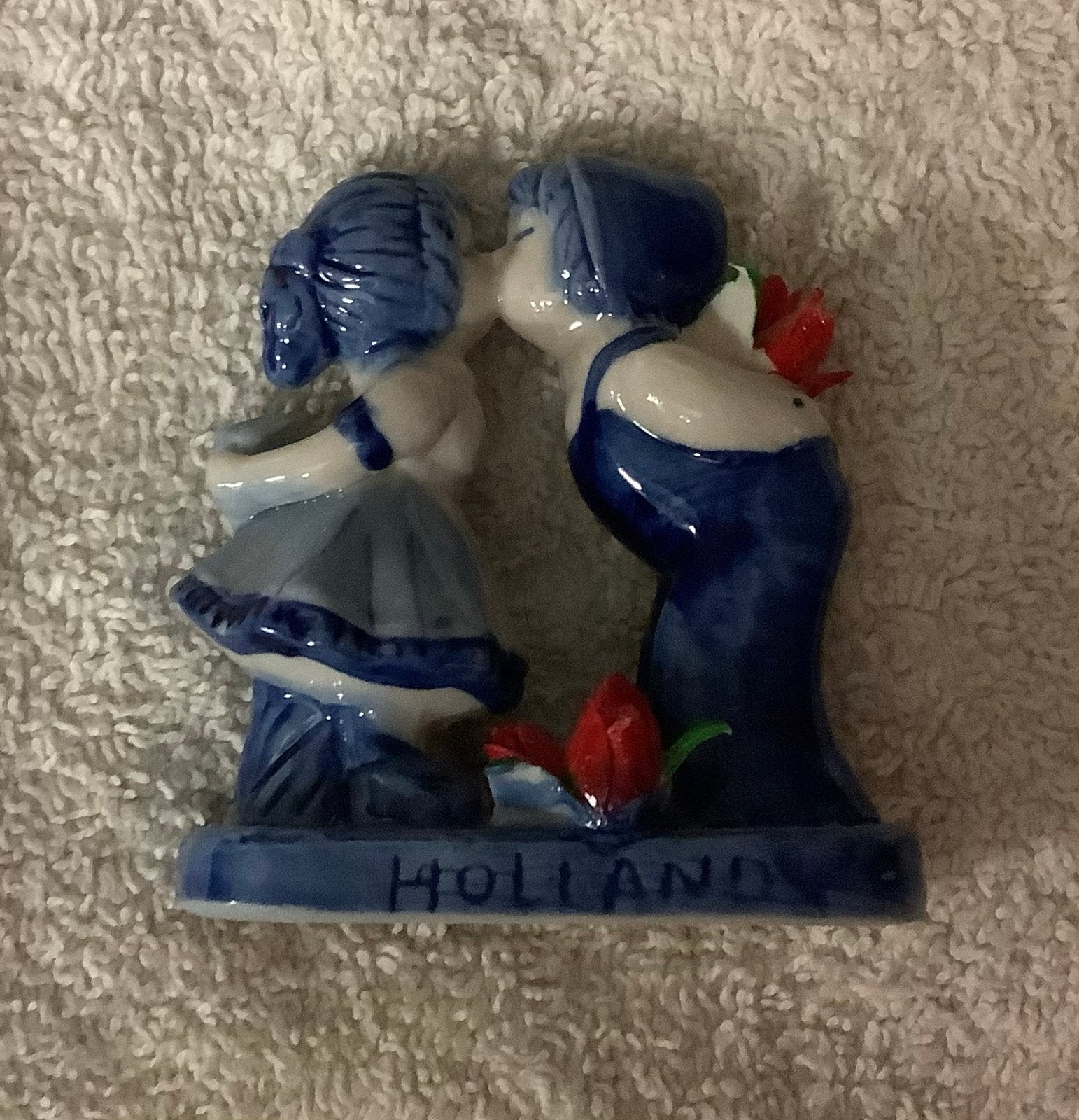Delfts blauw beeldje: Kussend stel met rode bloemen, Ophalen of Verzenden