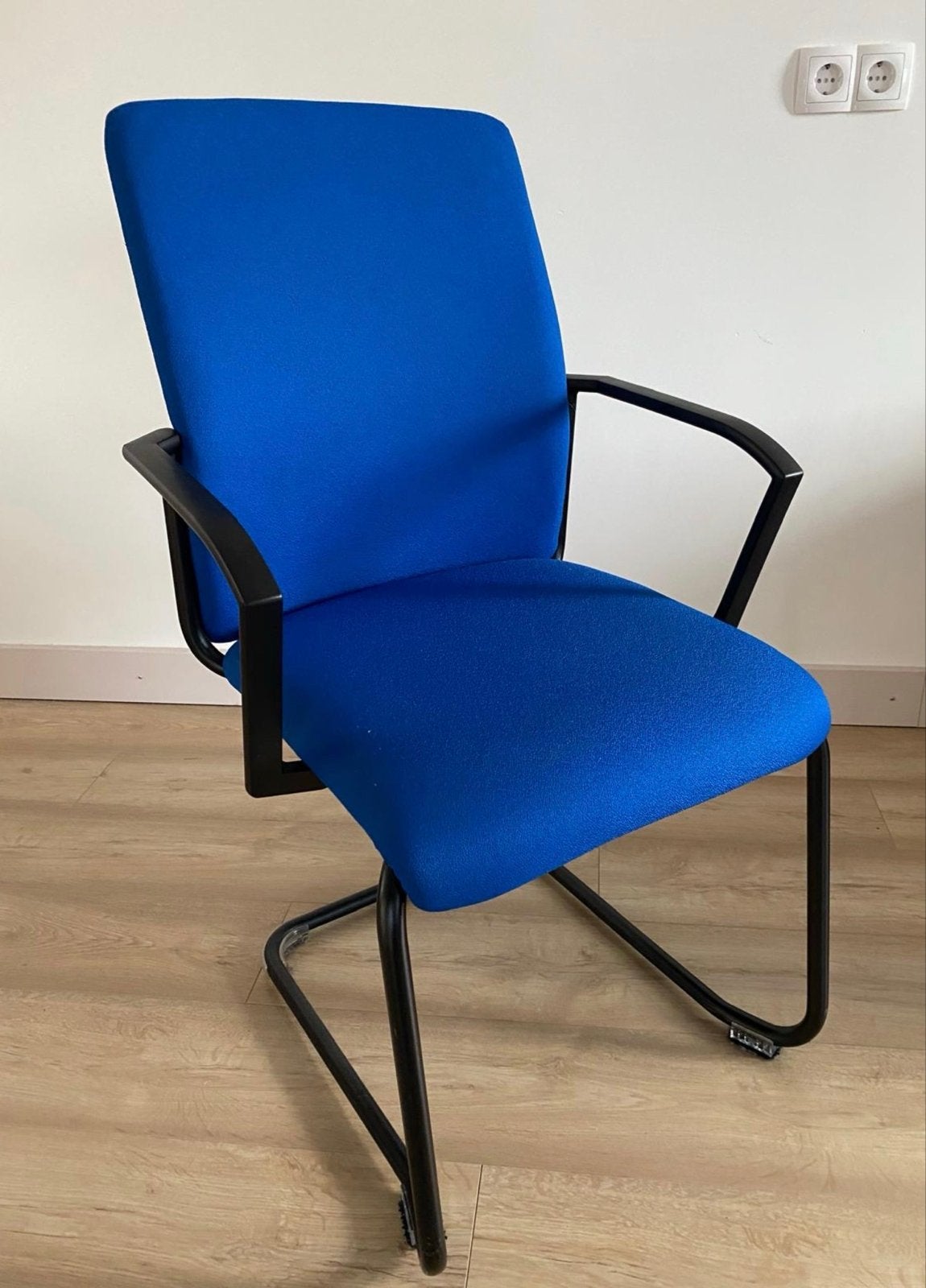 Blauwe conferentiestoel met zwart metalen frame, Ophalen, Twee, Blauw, Zo goed als nieuw