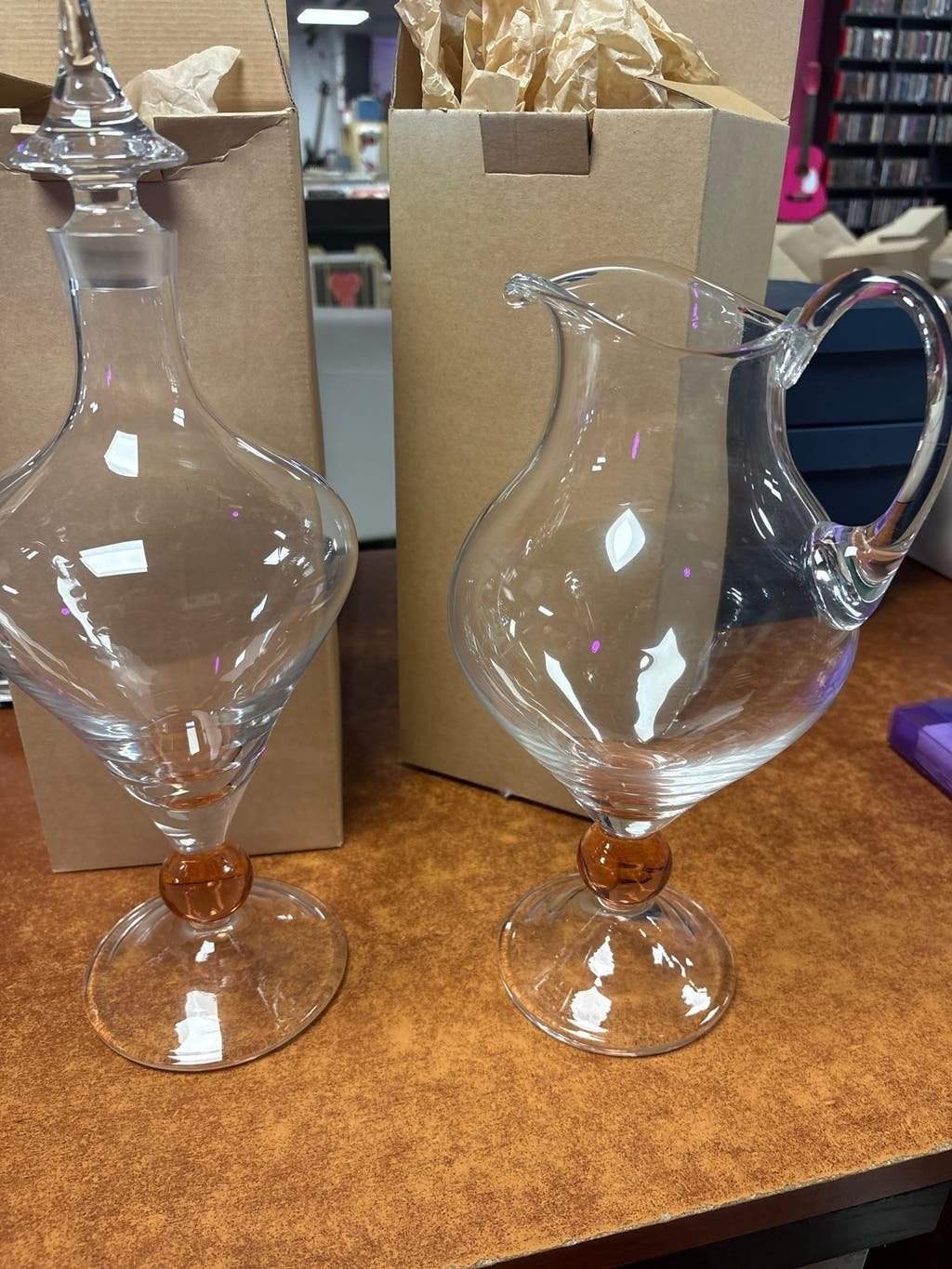 Glazen karaf en kan met amberkleurige accenten Bohemia, Antiek en Kunst, Antiek | Glas en Kristal, Ophalen of Verzenden