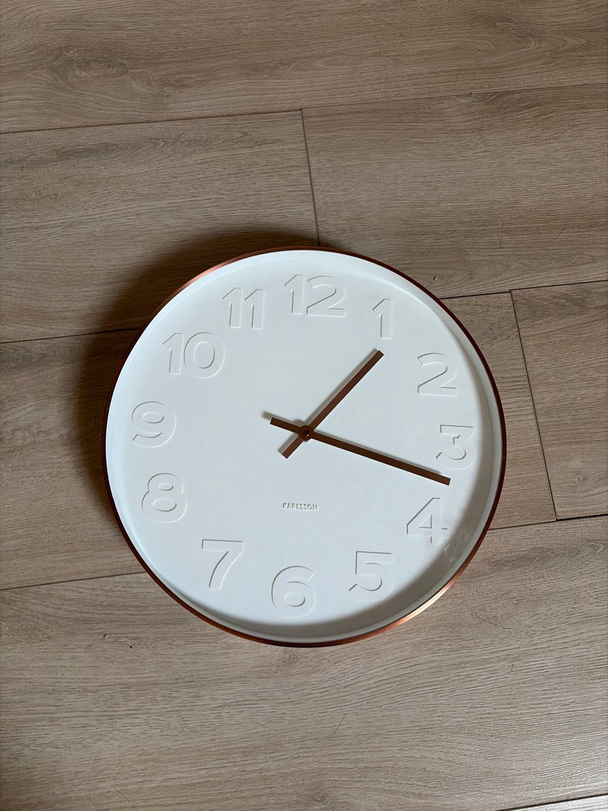 Moderne Karlsson Wandklok - Wit met Koperen Rand, Ophalen, Wandklok, Wit, Analoog