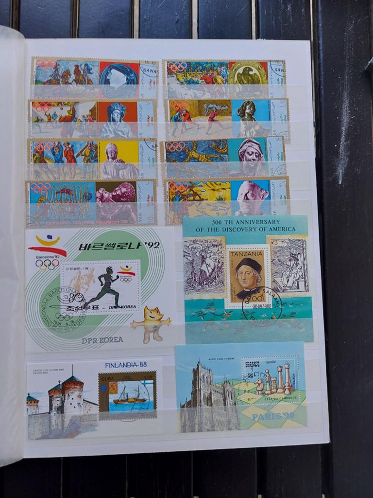 Grote verzameling postzegels in album - Wereldwijd, Postzegels en Munten, Postzegels | Nederland, Ophalen of Verzenden, Na 1940