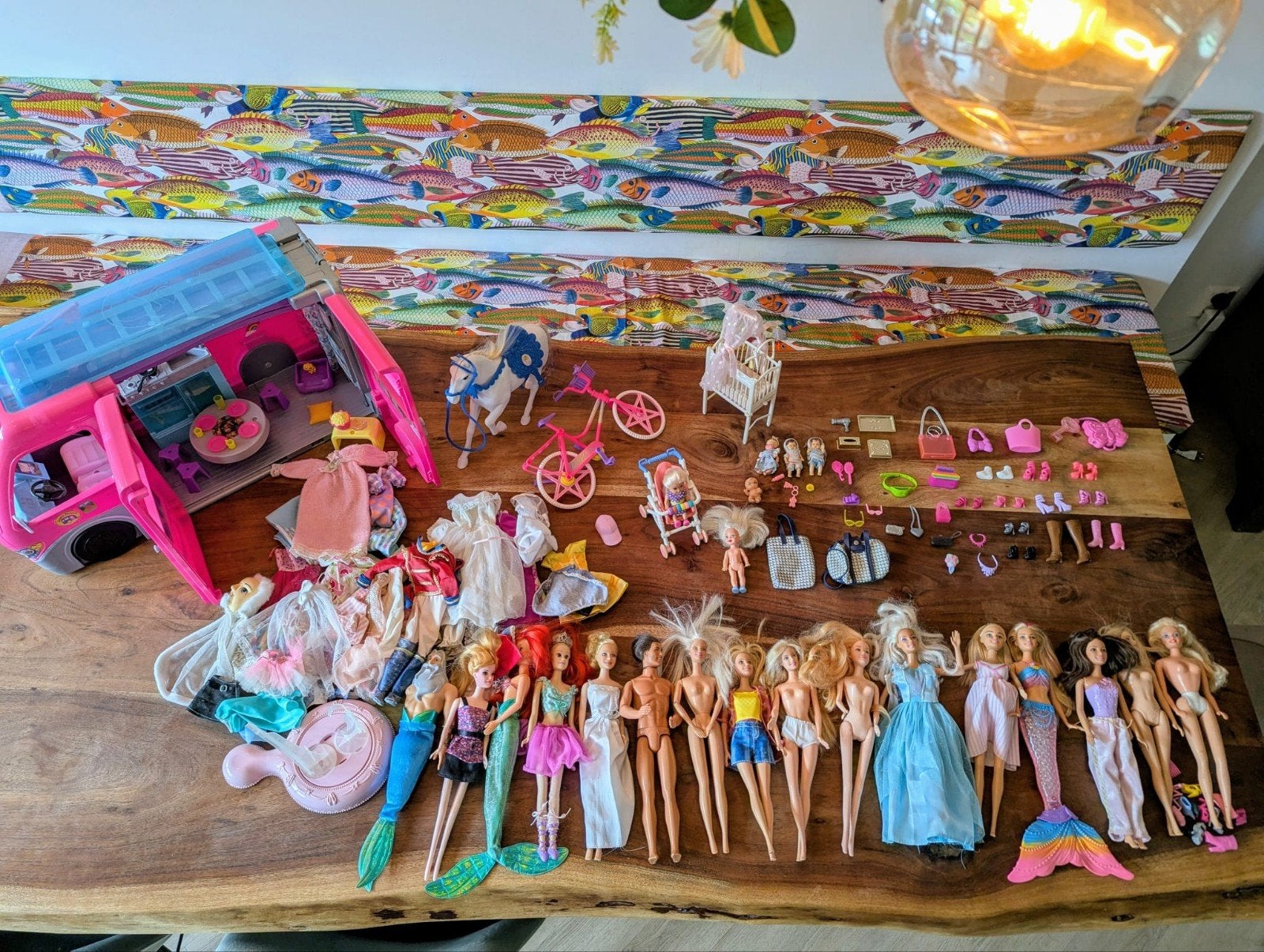 Barbie Camper met veel Barbies, kleding en toebehoren, Ophalen, Gebruikt, Barbie
