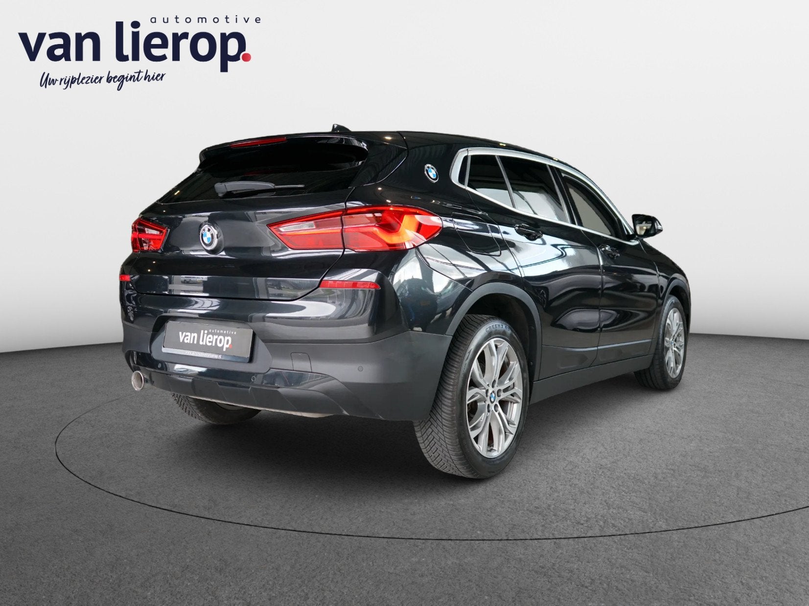 BMW X2 SDrive18i LEDER | AUTOMAAT | SFEERVERLICHTING, Gebruikt, Zwart, Leder, Bedrijf