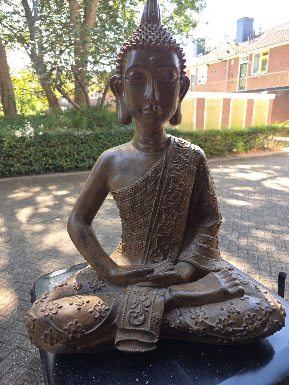 Mooie zittende Boeddha beeld, Ophalen, Zo goed als nieuw, Bruin, Met reliëf