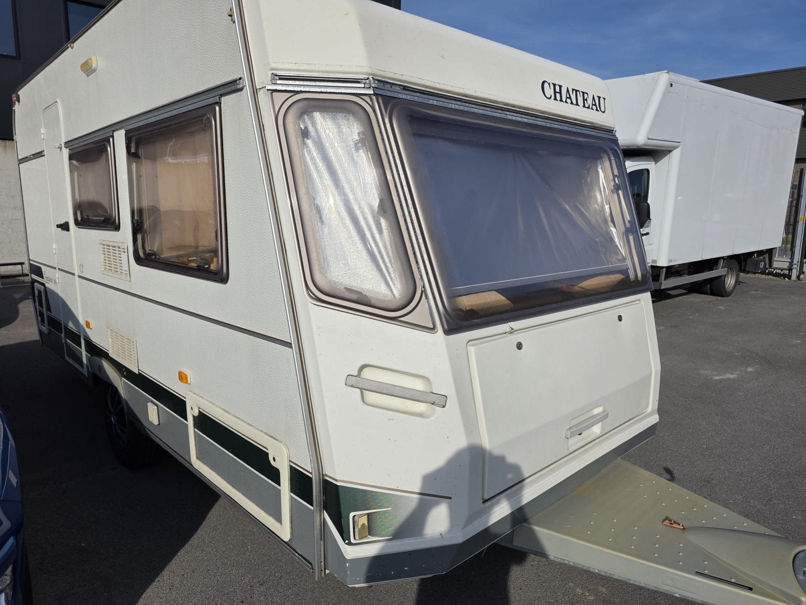 Nette Chateau 403C uit 1999 met voorluifel/ fietsendrager, Omvormbare zithoek, Particulier, Luifel, Tot en met 4