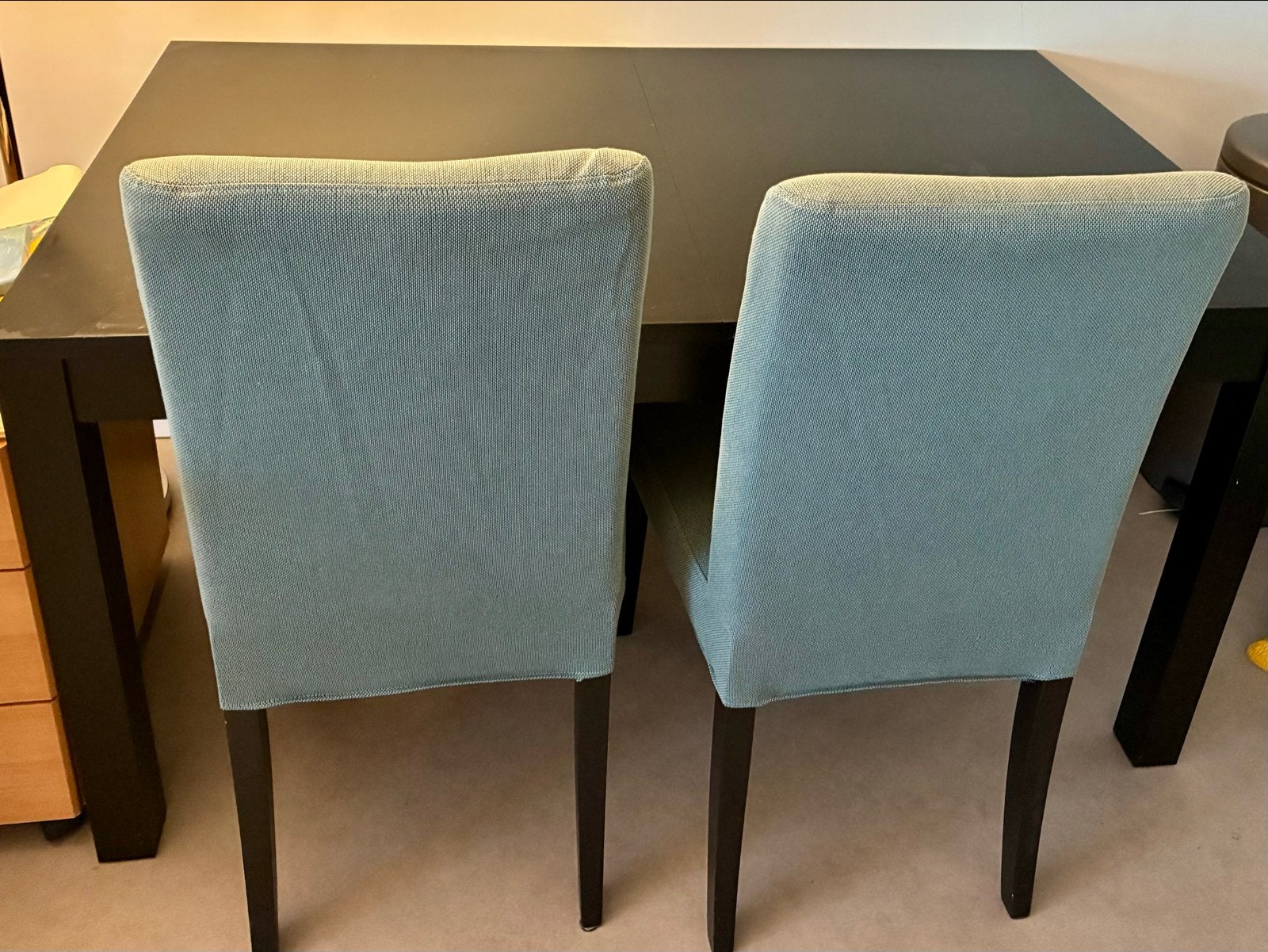 Uitschuifbare eettafel met 4 stoelen (nieuwe hoezen), Huis en Inrichting, Ophalen, 100 tot 150 cm, Zo goed als nieuw, Vier personen