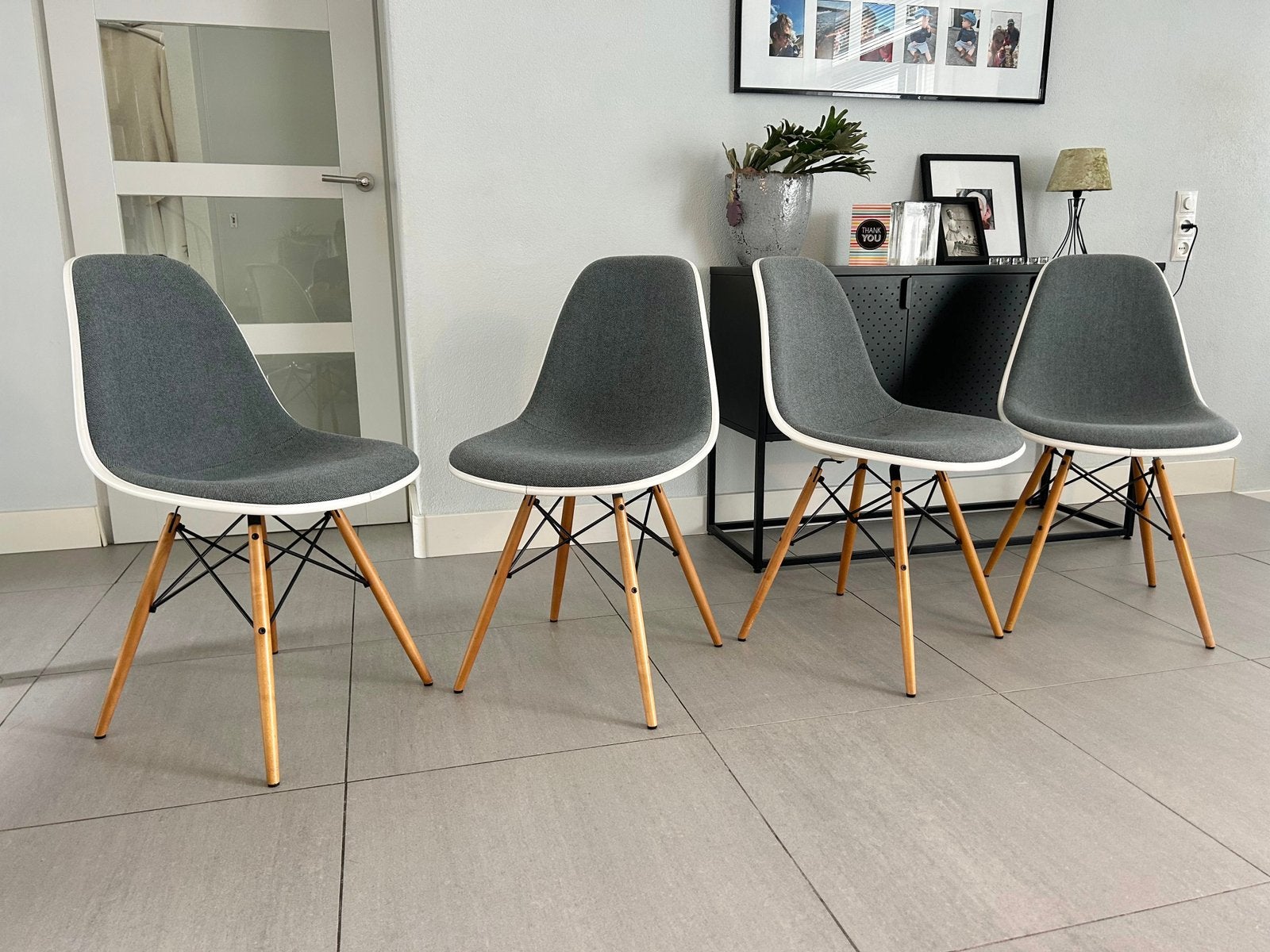 Vitra Eames stoelen gestoffeerd grijs dsw naturel, Huis en Inrichting, Stoelen, Vitra, Ophalen of Verzenden, Zo goed als nieuw