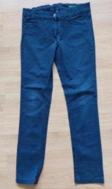 Donkerblauwe katoenen Benetton broek maat 158; slim fit, Kinderen en Baby's, Kinderkleding | Maat 158, Ophalen of Verzenden, Zo goed als nieuw