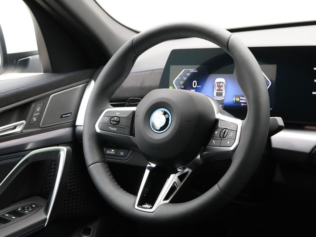 BMW iX2 eDrive20 M Sport (bj 2025, automaat), Wit, Origineel Nederlands, SUV of Terreinwagen, 1 cilinders