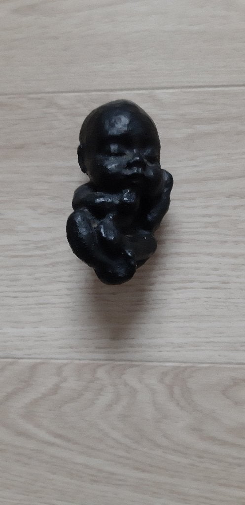 Beeldje van een slapende baby in foetus houding, Ophalen of Verzenden, Zo goed als nieuw, Kraamcadeau