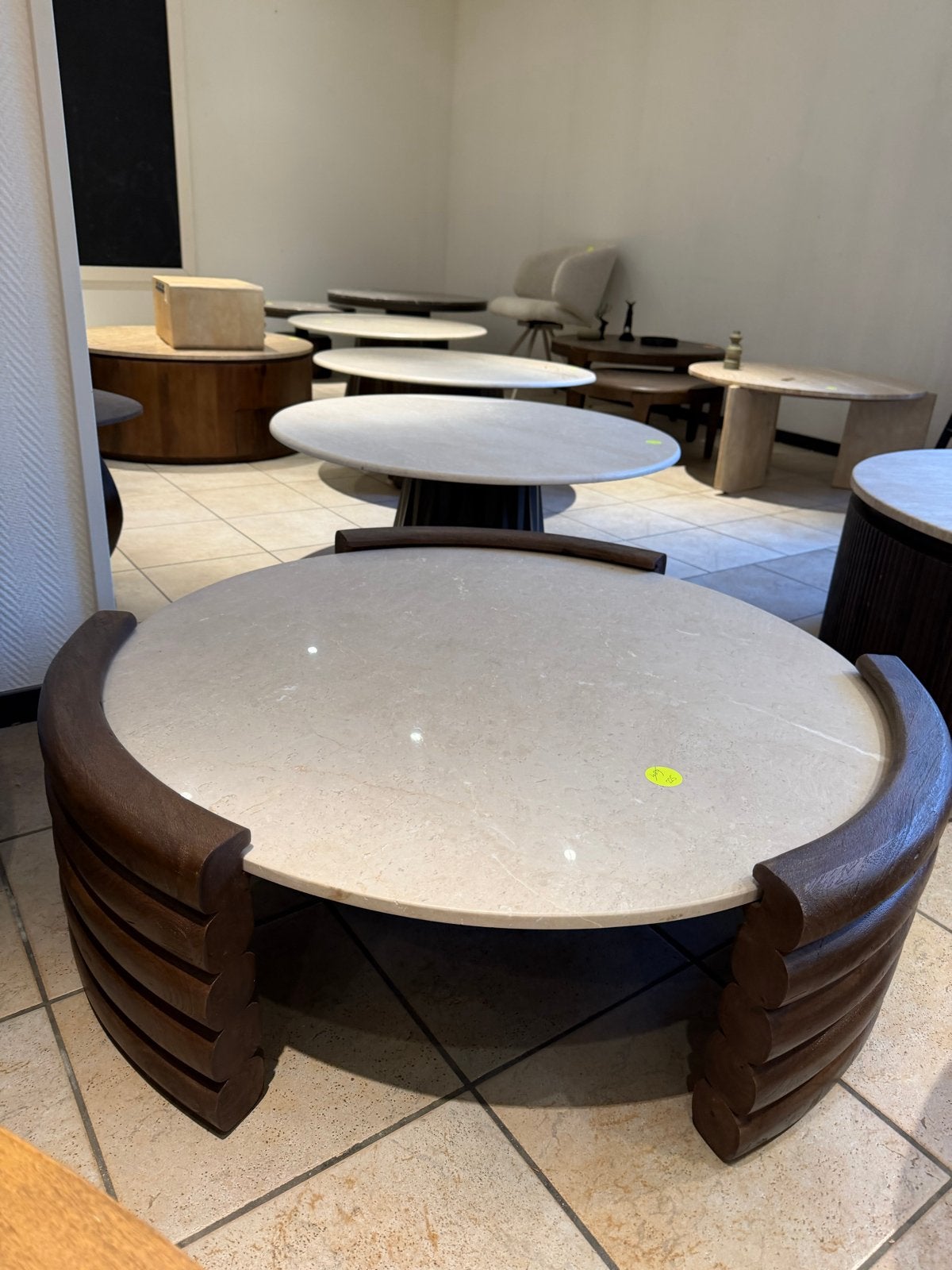 Nieuwe Japandi salontafel travertin blad met walnoot hout, Huis en Inrichting, Tafels | Salontafels, Ophalen, Japandi, 100 tot 150 cm