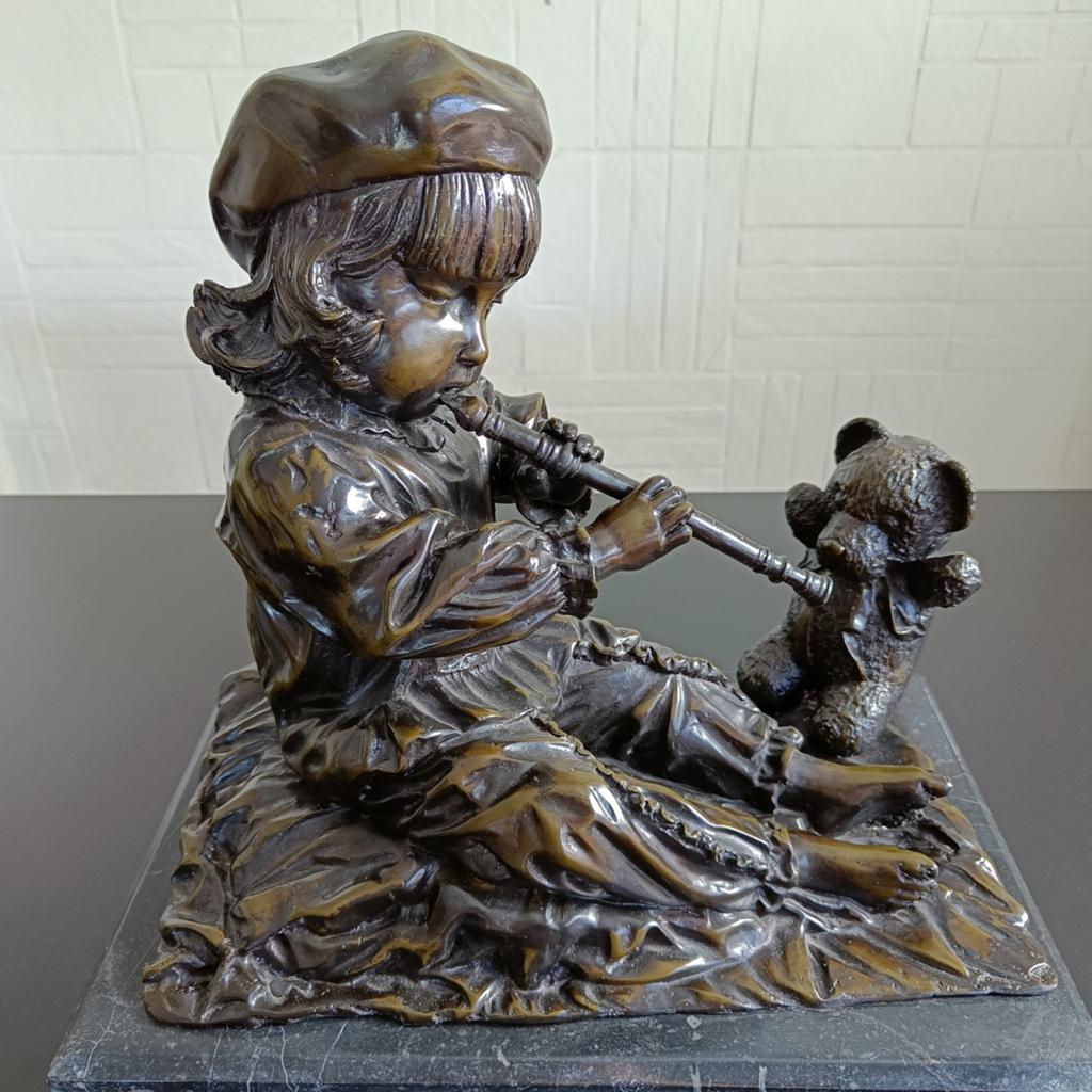 Bronzen beeld : kind met fluit en teddybeer A.Moreau., Gepatineerd, Ophalen of Verzenden, Brons, 20 - 50 cm