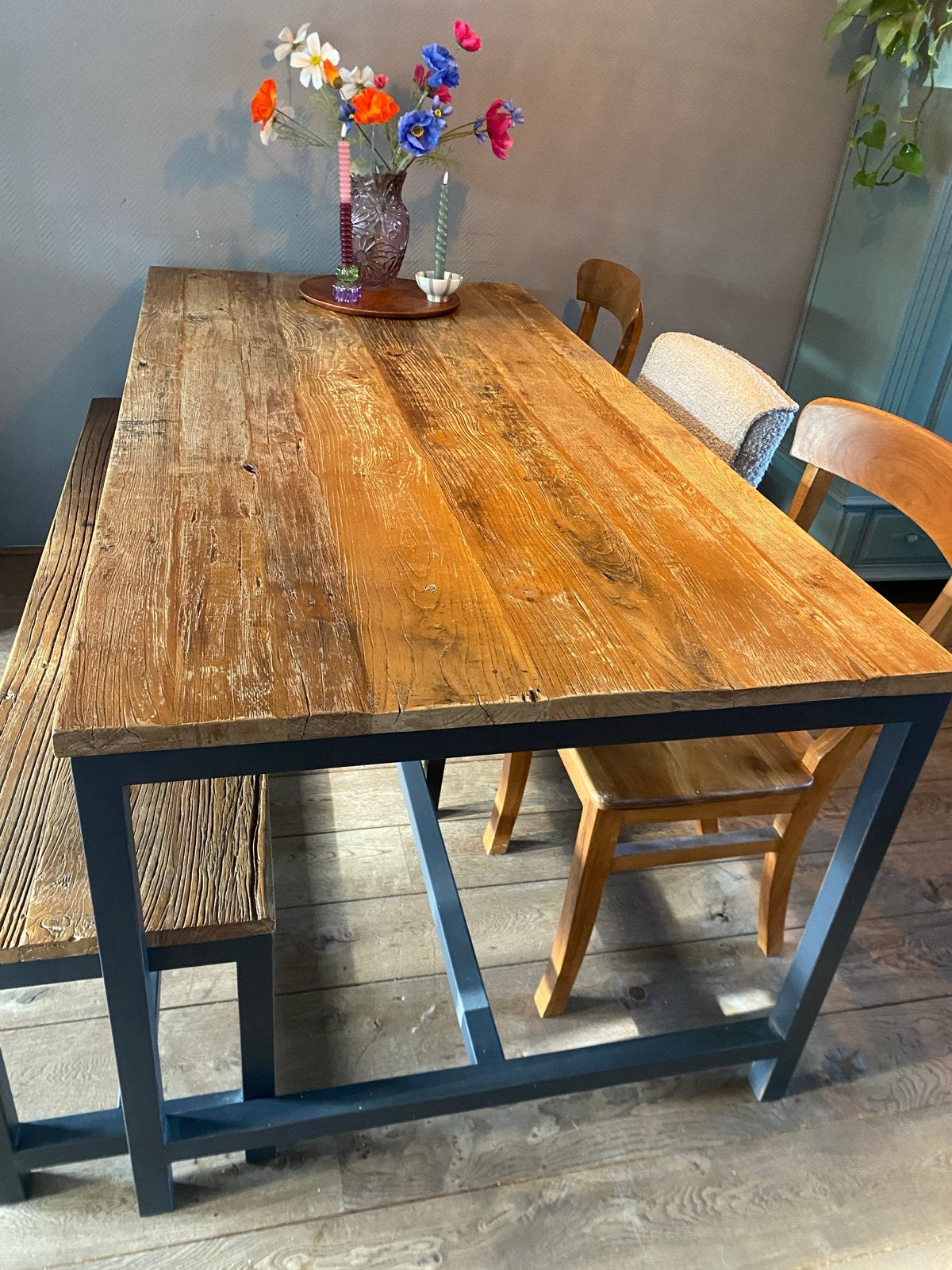 Industriële eettafel met robuust teakhouten blad en bankje, Ophalen, Gebruikt, Teakhout, 50 tot 100 cm
