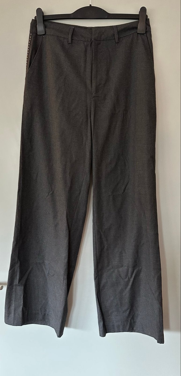Alix The Label Grijze Wijde Broek met Studs - Nieuw met kaar, Verzenden, Maat 42/44 (L), Nieuw, Grijs
